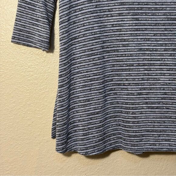 Xhilaration Gray and White Relaxed Tunic Top 3/4 Sleeves Lace back stretch. - Picture 4 of 10